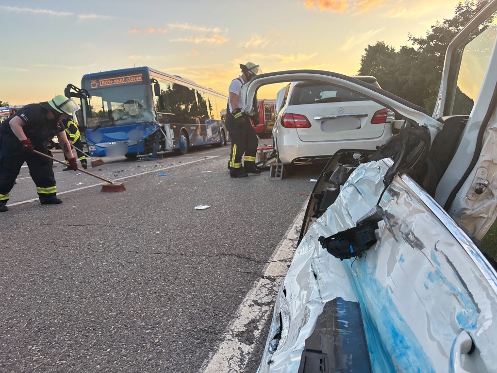 Linienbus missachtet die Vorfahrt – 81 Jähriger schwer verletzt