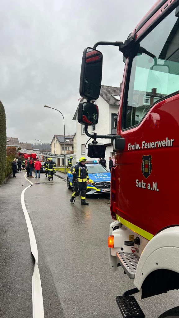 Küchenbrand in Mehrfamilienhaus in Sulz – Feuerwehr verhindert Schlimmeres