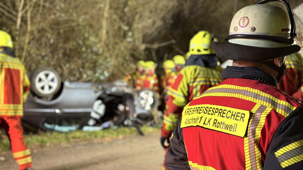 Junger Autofahrer fliegt aus Kurve und landet in Schopf bei Schiltach